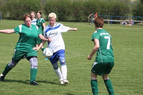 Im Kreispokal-Endspiel der Frauen Mansfeld-Südharz behauptete sich der SSV Wolferode (grün) gegen den FSV Hettstedt 6:0. (FOTO: RALF KANDEL)