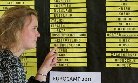 Die 23-jährige Weißrussin Hanna Radziuk zeigt auf ihre Herkunftsland an einer Tafel, aufgenommen in der Jugendherberge Naumburg (Burgendlandkreis). (FOTO: DPA)
