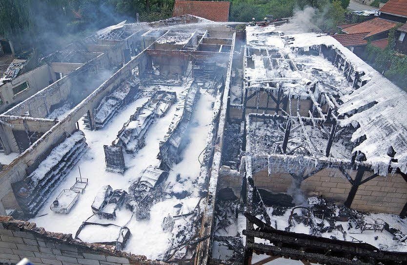 Das Feuer hinterließ ein Bild der Verwüstung: links die Kaufhalle, rechts das zum Ensemble des Mausefallenmuseums gehörende Gebäude.