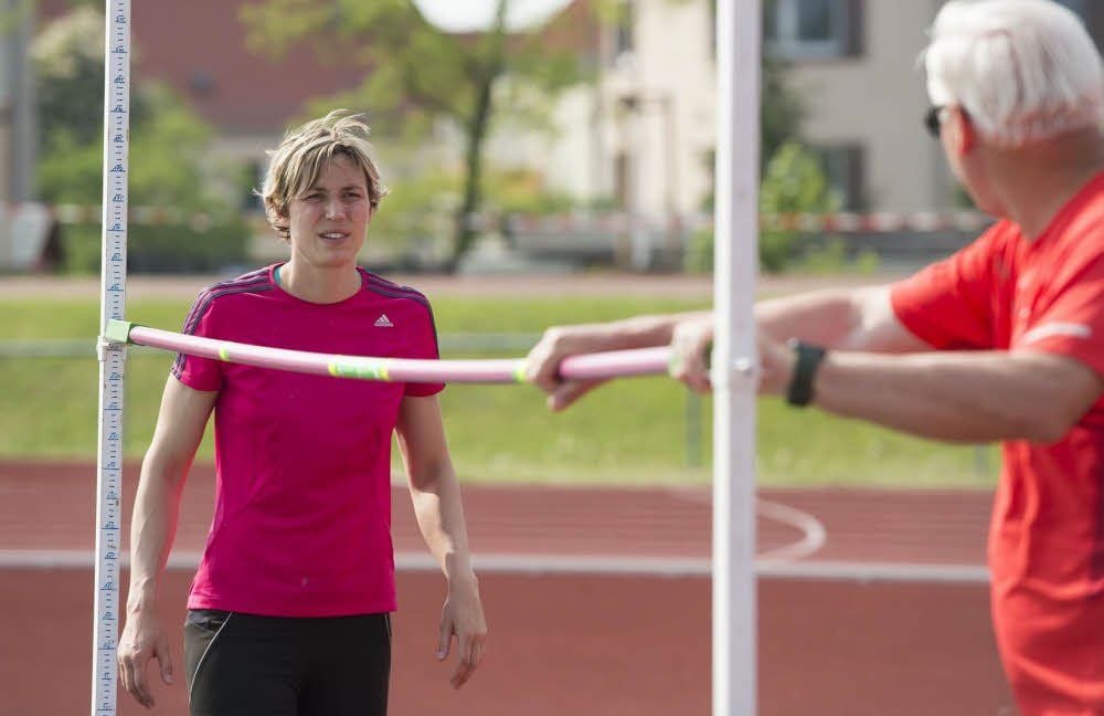 Julia Mächtig hört beim Hochsprung-Training genau auf die Hinweise von Coach Wolfgang Kühne.