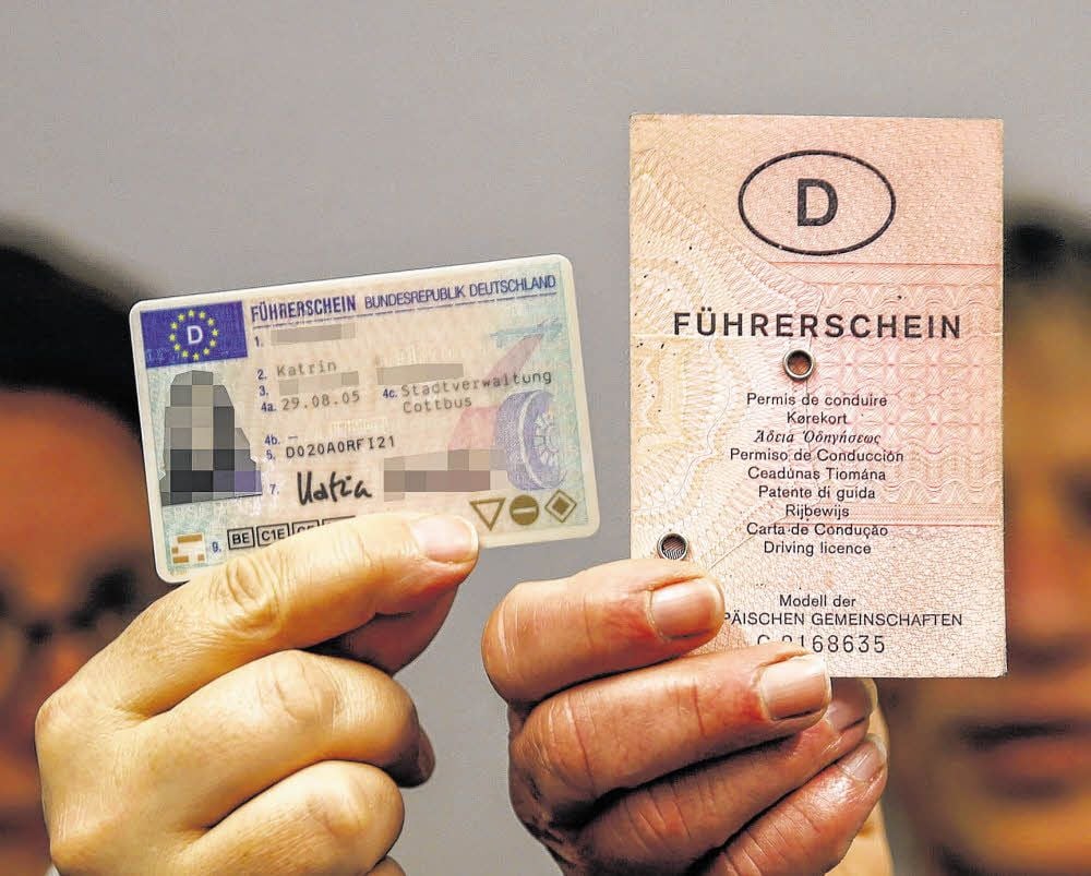 Sowohl Papier- als auch Plastikführerscheine sollen Stück für Stück ausgetauscht werden.