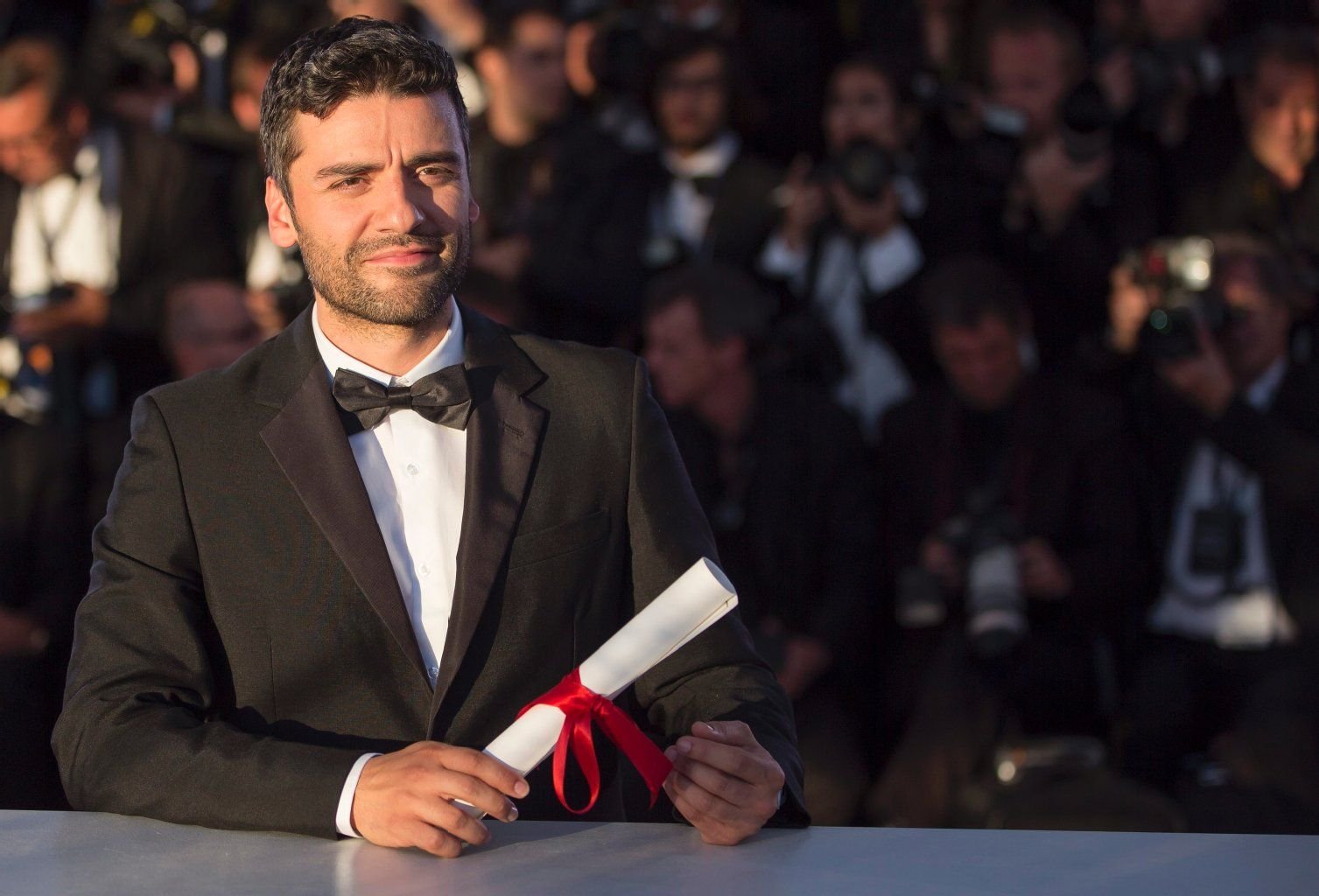 Der US-amerikansche Schauspieler Oscar Isaac präsentiert sich nach dem Gewinn des Großen Preises der Jury für den Film 'Inside Llewyn Davis' der Brüder Ethan und Joel Coen.