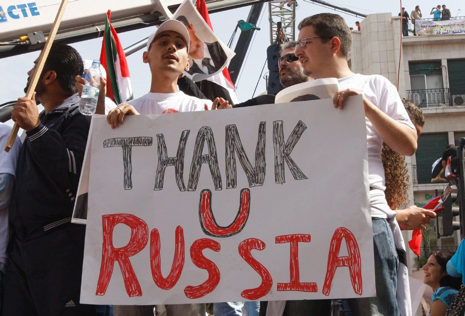 Vor der Botschaft hatten sich 300 Menschen versammelt, um Russland für die Unterstützung zu danken.