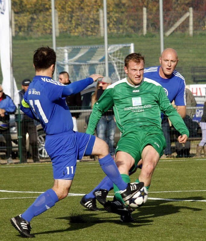 Der Zeitzer Sebastian Holz (in Grün) versucht sich gegen zwei Gegenspieler zu behaupten.