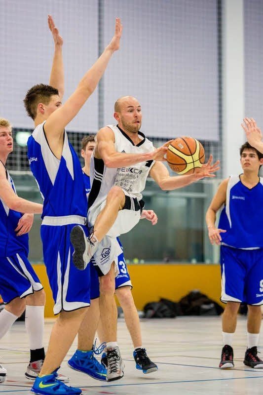 Zu wem soll Martin Weidig am Sonnabend den Ball passen? Der Spielertrainer des BC Anhalt bangt um einen schlagkräftigen Kader.