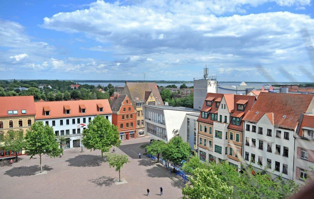 Eine Wunde mitten in Bitterfeld. Die Brache verbindet den Markt mit der Goitzsche. Eckbert Fläming will für den Gesamtbereich ein Konzept.