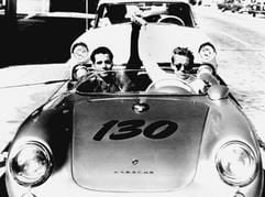 Berühmtester Besitzer eines Porsche 550 Spyder - der Unfalltod des Schauspielers James Dean (rechts) in seinem «Little Bastard» trug entscheidend zum Mythos des Sportwagens bei. (Foto: dpa)