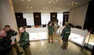 Polizisten sichern am Samstag im Hotel Hyatt am Potsdamer Platz in Berlin den abgesperrten Zugangsbereich des Pokerturniers, auf das am Nachmittag ein Überfall verübt worden war. (FOTO: DPA)