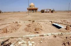 Dier Gräber der beiden Söhne Saddam Husseins in der Ortschaft Audscha. Am 2. August 2003 wurden sie hier beerdigt. Die Särge waren mit irakischen Nationalfahnen geschmückt. (Foto: dpa)