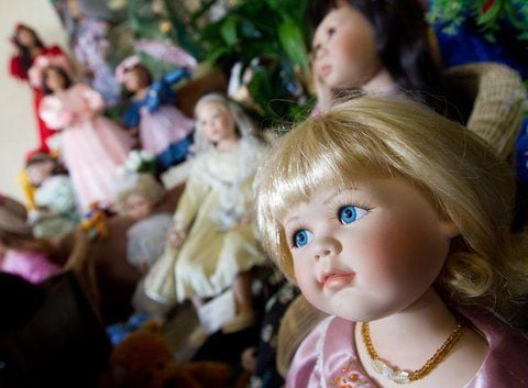 Puppen werden im Puppen- und Teddymuseum in Nienhagen im Landkreis Harz präsentiert. (FOTO: DPA)