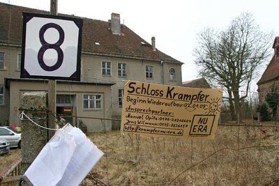 Das Schloss Krampfer in der Prignitz. Die Polizei hat den Sitz des sogenannten Fürstentums Germania geräumt. Es diente einer Gruppe von Aussteigern und Revisionisten als Wohnort. (ARCHIVFOTO: DPA)