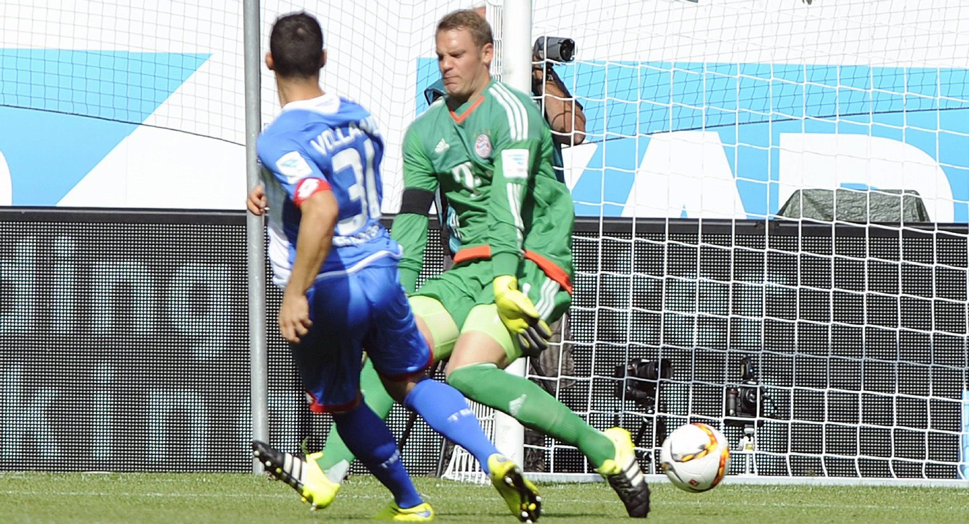 Hoffenheims Kevin Volland trifft gegen Manuel Neuers FC Bayern.