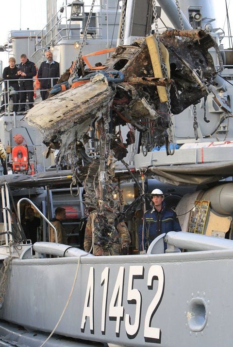 Taucher haben das etwa drei Meter lange Rumpfteil des im Zweiten Weltkrieg vor Sassnitz abgestürzten Flugzeugs Ju 88 geborgen. (FOTO: DAPD)