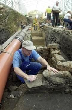 Ein Grabungstechniker arbeitet im August 2003 in einer Ausgrabungsstätte neben dem Magdeburger Dom. (Archivfoto: dpa)