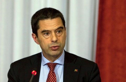Portugals Finanzminister Vitor Gaspar spricht vor Journalisten in der Hauptstadt Lissabon. (FOTO: DPA)