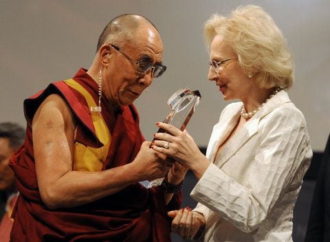 Die Initiatorin der Veranstaltungsreihe «Menschen in Europa», Angelika Diekmann, übergibt in der Dreiländerhalle in Passau dem Dalai Lama den «Menschen-in-Europa»-Preis. (FOTO: DPA)