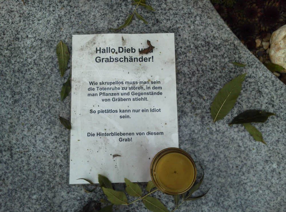 Auf einem Grab liegt ein Brief an den Grabschänder.