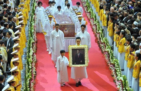 Unter großer Anteilnahme wurde Sun Myung Moon, der Gründer der Moon-Sekte, am Samstag beerdigt. Ingesamt kamen ca. 30.000 Mitglieder der Vereinigungskirche. (FOTO: AFP)