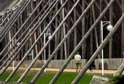 Spaziergänger laufen am Gradierwerk in Schönebeck-Salzelmen entlang. Am Reisig des Gradierwerkes rieselt Sole herab und macht die Luft salzhaltig. Salzelmen ist das älteste Soleheilbad Deutschlands. 1802 wurde es als Königliches Solbad Elmen gegründet. Salzelmen ist eine von elf Kureinrichtungen in Sachsen-Anhalt. (Foto: dpa)