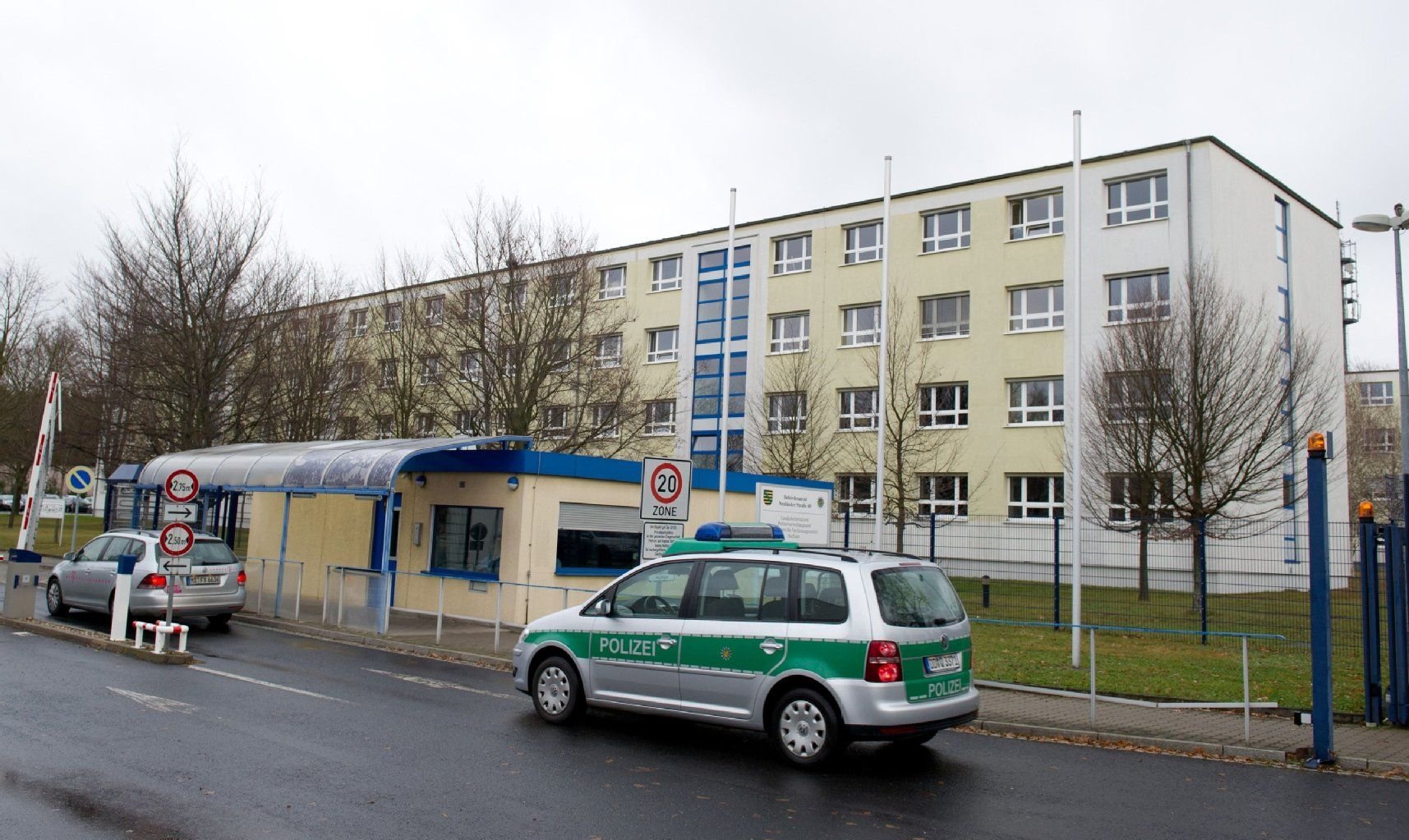 Ein Dienstwagen der Polizei steht am 29. November 2013 vor dem Haupteingang des Landeskriminalamts Sachsen (LKA) in Dresden. Ein sächsischer Polizist soll einen Mann aus Niedersachsen aus perversen Motiven getötet haben.