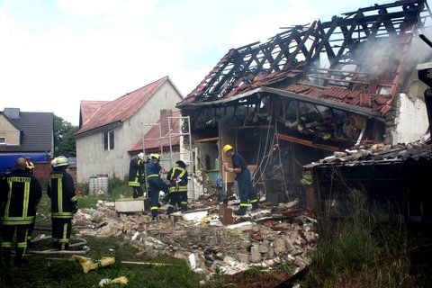 Durch eine Explosion zerstört ist am Samstag ein Einfamilienhaus in Stendal. (FOTO: DPA)