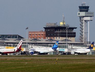 Blick auf den Tower des Flughafens Leipzig/Halle.