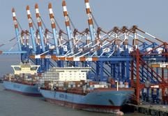 Zwei Containerfrachter liegen an der Stromkaje des Containerterminals in Bremerhaven, Im Vordergrund ist der Bereich der Containerterminal- und Logistikgruppe Eurogate (Bremen/Hamburg) zu erkennen. (Foto: dpa)