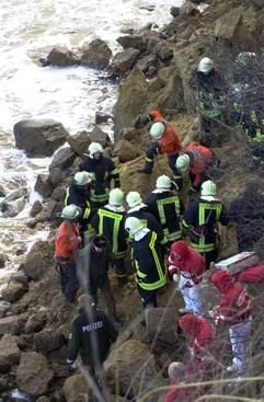 Rund 30 Rettungskräfte von Feuerwehr und Polizei suchen am Samstag (26.02.2005) an der Steilküste bei Göhren auf der Insel Rügen nach einer Frau, die hier mit ihrem Partner unterwegs war, als sich aus zehn Metern Höhe ein Steinschlag löste. (Foto: dpa)