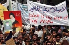Schhiitische Moslems demonstrieren vor einer Moschee in Bagdad für eine islamische Zukunft des Landes. (Foto: dpa)