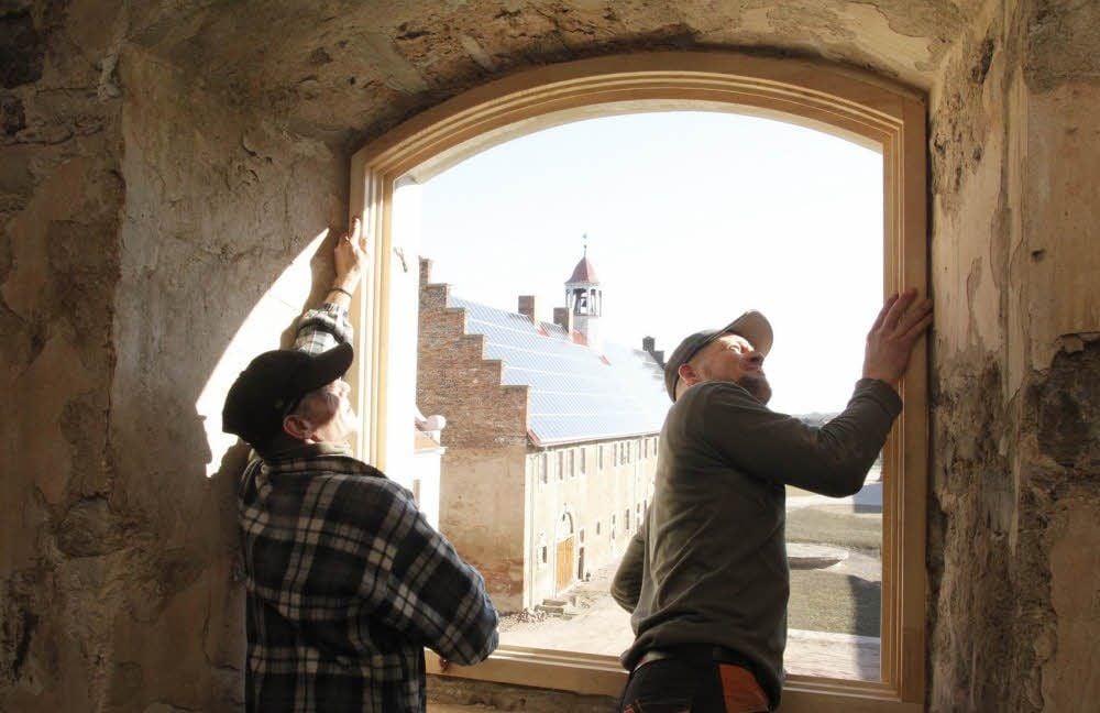 Im Schloss Walbeck geht die Sanierung im Innern weiter. Ralf Eimler (l.) und Benedikt Wilke bauen einen Fensterrahmen ein.