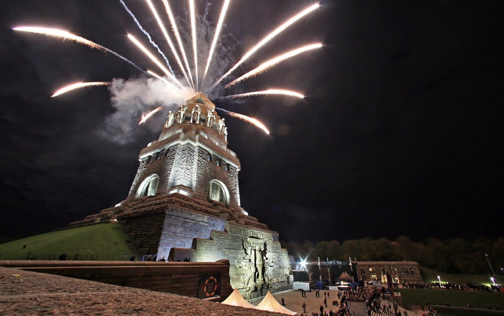 Mit einem Feuerwerk wird am Völkerschlachtdenkmal in Leipzig das Jubiläum 200 Jahre Völkerschlacht und 100 Jahre Völkerschlachtdenkmal gefeiert.