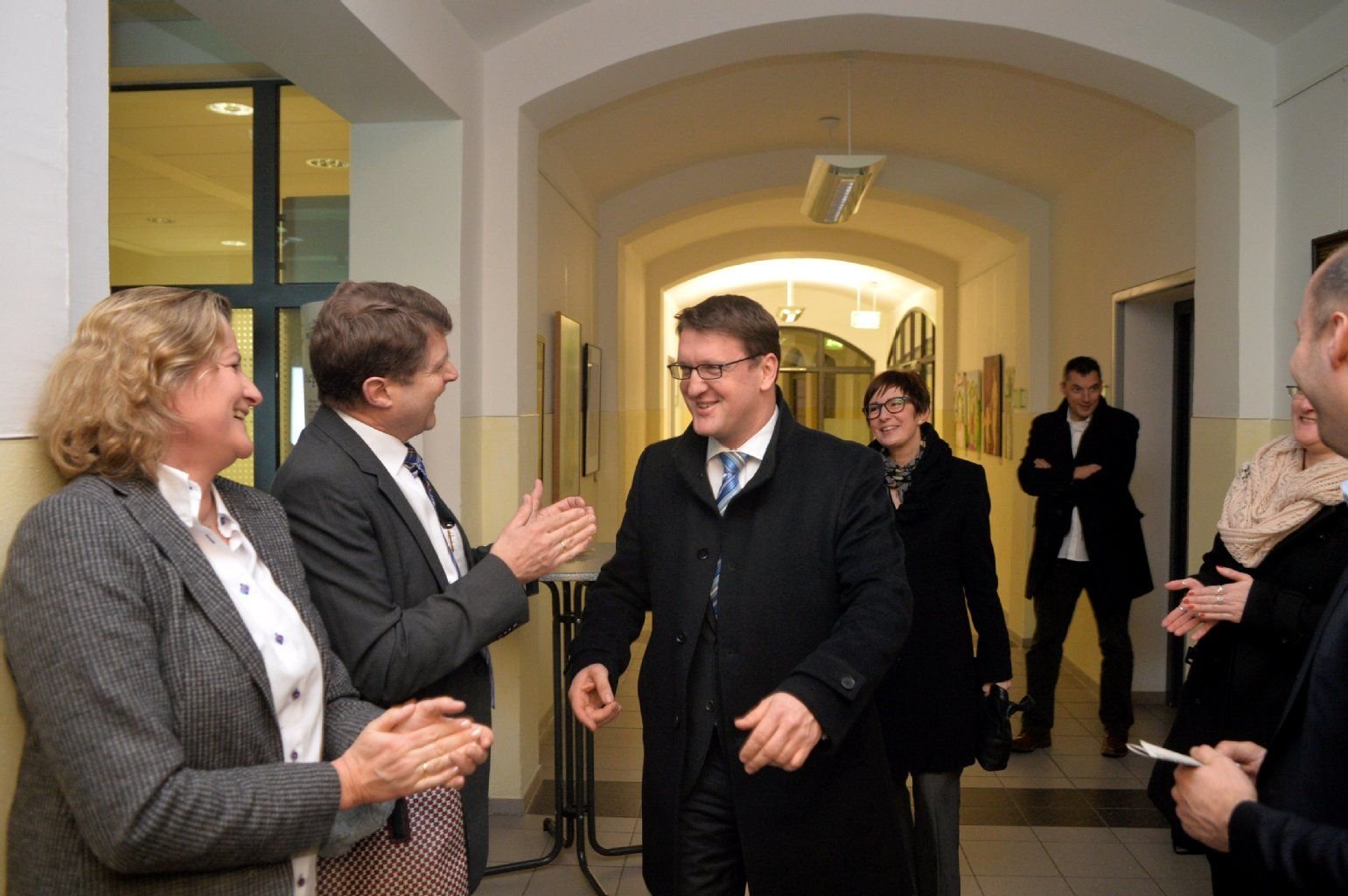 Wahl zum Oberbürgermeister in Wittenberg: Torsten Zugehör (parteilos; Bildmitte) betritt das Neue Rathaus als überragender Sieger der Wahl.