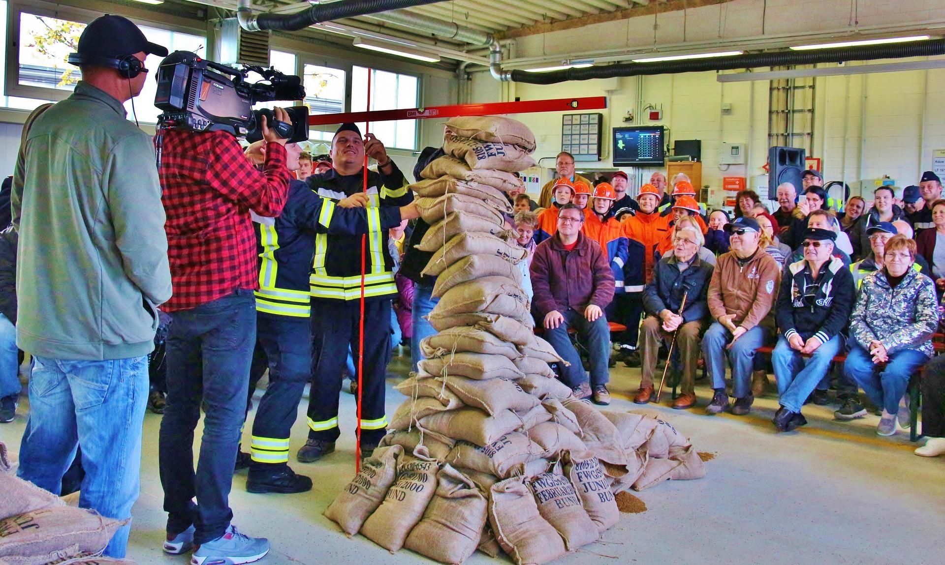 Beim Ausmessen durch die Feuerwehrleute fiel der Sandsack-Turm ein.