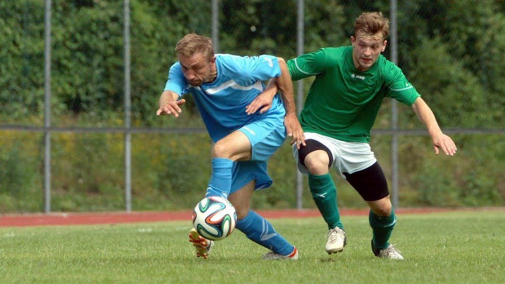 In der ersten Halbzeit hielt Gröningens Abwehr. Thales Neuzugang Peter Rumlich (r.) kann sich gegen Ramon Albrecht noch nicht durchsetzen.