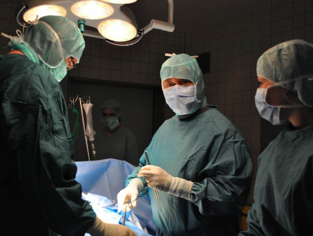Während einer OP im Weißenfelser Asklepios-Krankenhaus: Chefarzt Jörgen Bretschneider (Mitte) mit Kollegen eines Teams. Am Donnerstag wird der Chirurg allerdings nicht mit im OP stehen, sondern von der Caféteria aus Erläuterungen für interessierte Zuschauer geben.