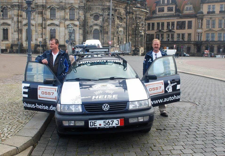 Sven Beygang und Uwe Lüttig mit ihrem Passat in der Dresdner Innenstadt. In Sachsens Landeshauptstadt startete die 7 000 Kilometer lange Rallye nach Banjul in Gambia. 2015 gibt es zwei weitere Touren nach Afrika.