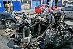 Auf dem Hof eines Abschleppunternehmens im brandenburgischen Zossen liegt am Mittwoch (02.08.2006) das Wrack eines völlig zertrümmerten BMW 320i. (Foto: dpa)