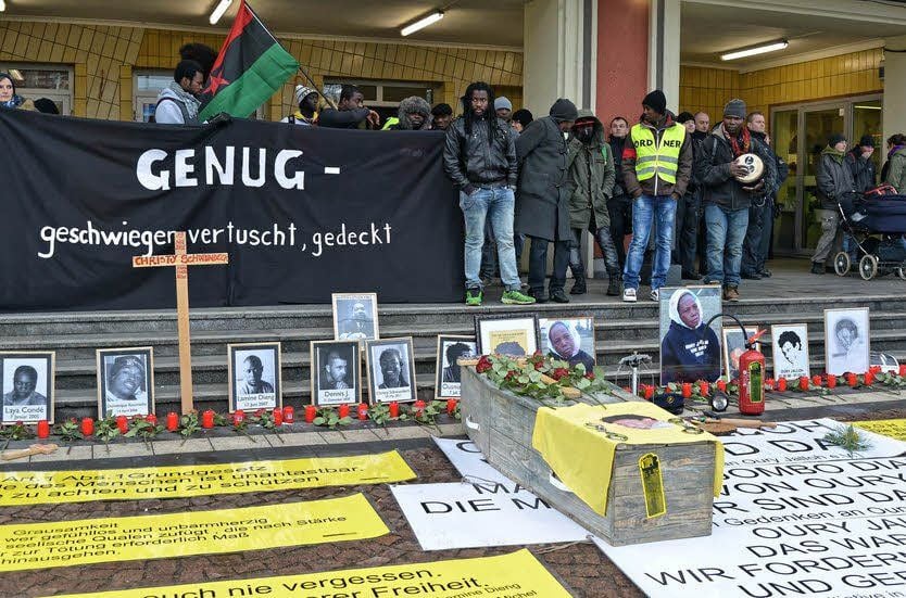 Teilnehmer der Demo: "Genug - geschwiege, vertuscht, gedeckt" steht auf einem Transparent.
