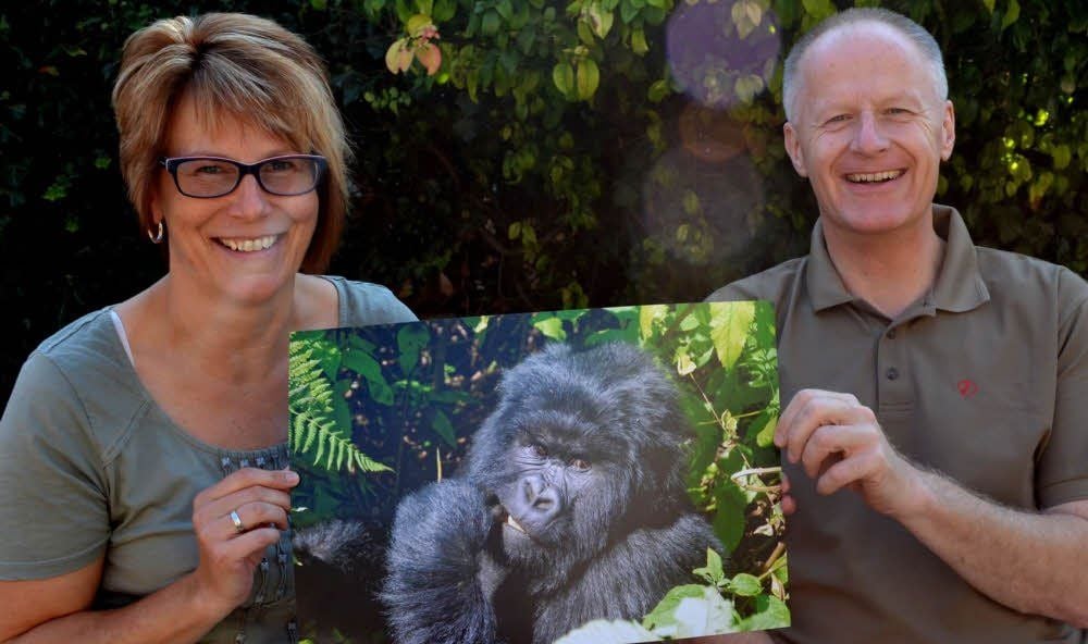 Andrea und Jens Möller zeigen eines der zahlreichen Fotos, die sie von ihrem Abstecher zu den Berggorillas mitgebracht haben.