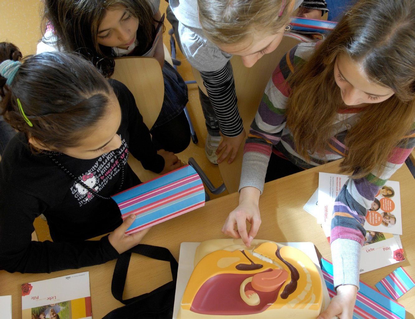 Einen Teil lernen Kinder in der Schule - den anderen Teil sollten die Eltern übernehmen.