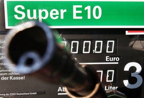 Ein Tankrüssel wirdvor eine Zapfsäule mit Super E10 gehalten (FOTO: DPA)