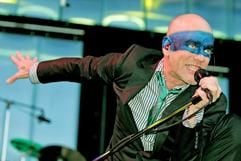 Michael Stipe, Sänger der US-Rockband R.E.M., bei einem Liveauftritt am Mitwochabend (1. Juni 2005) in Magdeburg. (Foto: dpa)
