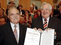 Mit dem Literaturpreis 2005 der Konrad-Adenauer-Stiftung ist am Sonntag (22.05.2005) in Weimar der Weimarer Lyriker Wulf Kirsten (l) ausgezeichnet worden. (Foto: dpa)