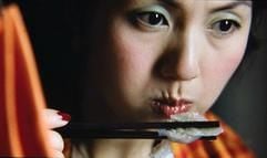 Miriam Yeung als Qing Li probiert ein Klößchen der Köchin Mei, das eine verjüngende Wirkung haben soll. Die pechschwarze chinesische Horrorkomödie erzählt die Geschichte von Qing, die ihre nicht mehr zu leugnenden Altersmerkmale ebenso bekämpfen will, wie das abnehmende sexuelle Interesse ihres Gatten Li. (Foto: dpa)