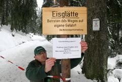 Der Nationalpark-Ranger Stephan Sandtner montiert am Donnerstag (10.02.2005) Warnschilder am Wanderweg Eckerlochstieg auf dem Brocken. Wegen der gefährlichen Wetterverhältnisse auf dem höchsten Harzgipfel mit Schneestürmen werden Wanderer vor dem Aufstieg gewarnt. Am Vormittag wurden bereits Gäste und Angestellte des Brocken-Hotels vom Gipfel evakuiert, die Brocken-Bahn stellte ihren Betrieb ein. (Foto: dpa)
