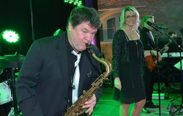 Die Band „Kaesslight“ aus Dornstedt spielte zum Tanz auf.