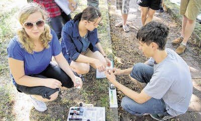 Mit einem Kompaktlabor untersuchten die Schüler die chemische Gewässergüte des Schellbachs im Bereich Unterm Berge.