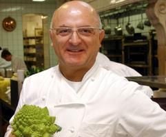 Jean-Claude Bourgueil, einer der sieben Drei-Sterne-Köche in Deutschland, steht in seinem Restaurant «Im Schiffchen» in Düsseldorf-Kaiserswerth. (Foto: dpa)