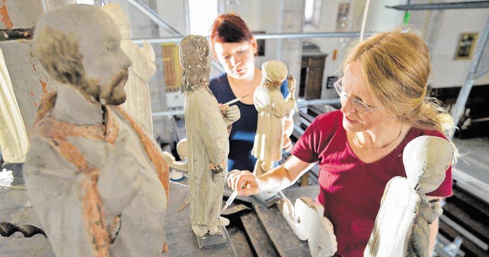Katrin Brinz (vorn) und Franziska Schott bei der Arbeit an der Kanzel.