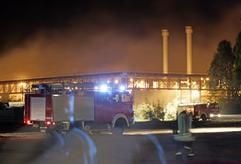 Feuerwehrleute haben das Gelände um ein brennendes Gasflaschenlager neben dem Bitterfelder Chemiepark am späten Donnerstagabend (03.05.2007) weiträumig abgesperrt. (Foto: dpa)